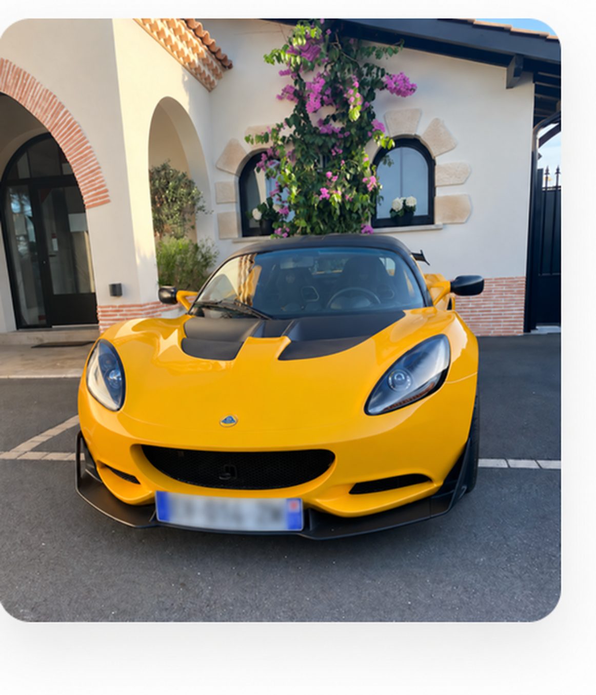 Voiture de caractère stationnée à l’intérieur de la propriété
