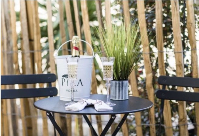 Terrasse avec champagne pour un séjour autour d’un mariage sur le Bassin d’Arcachon